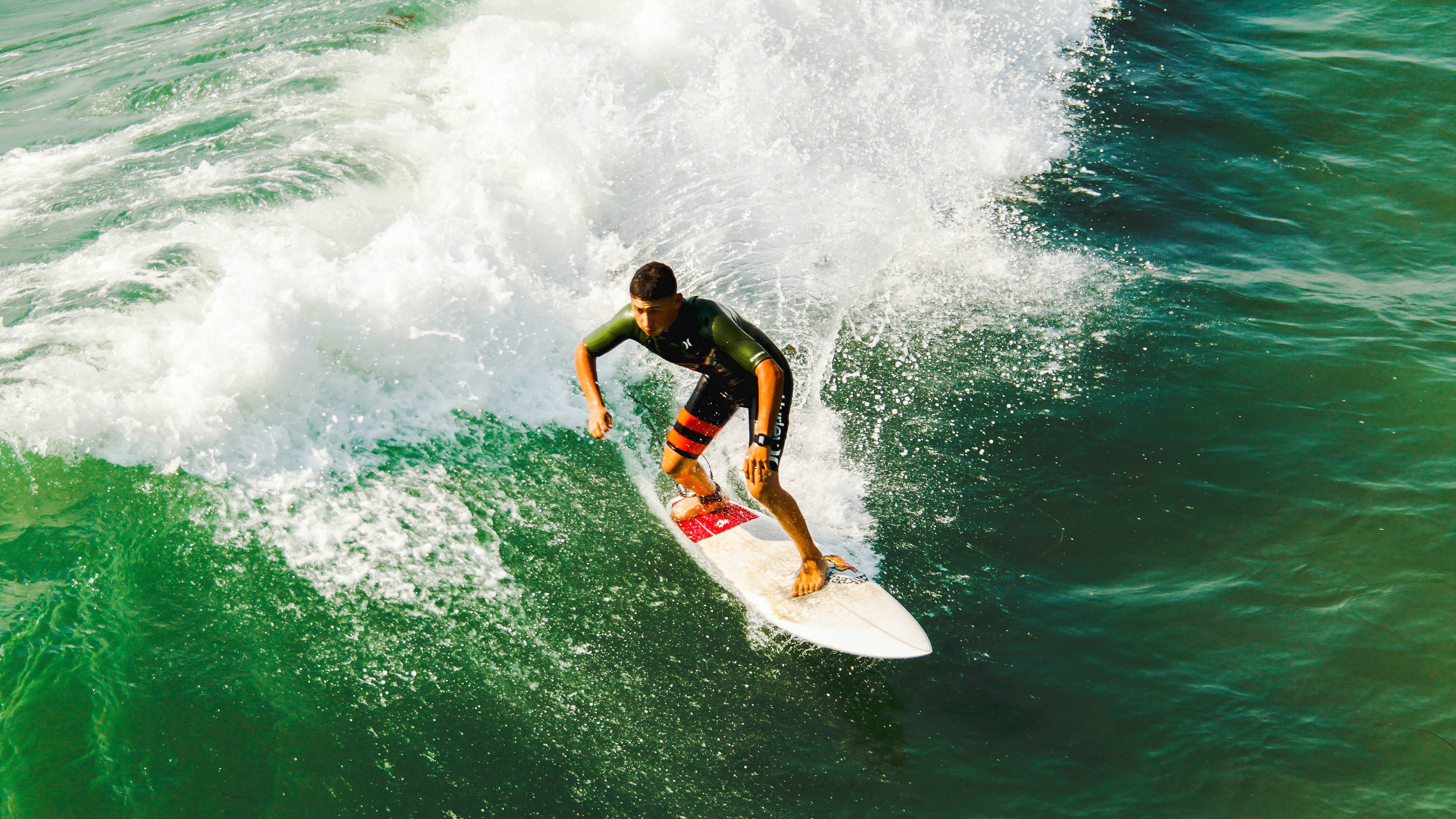 开云体育在线赛事直播-球队是否通过边路连续推进撕裂密集防守线路